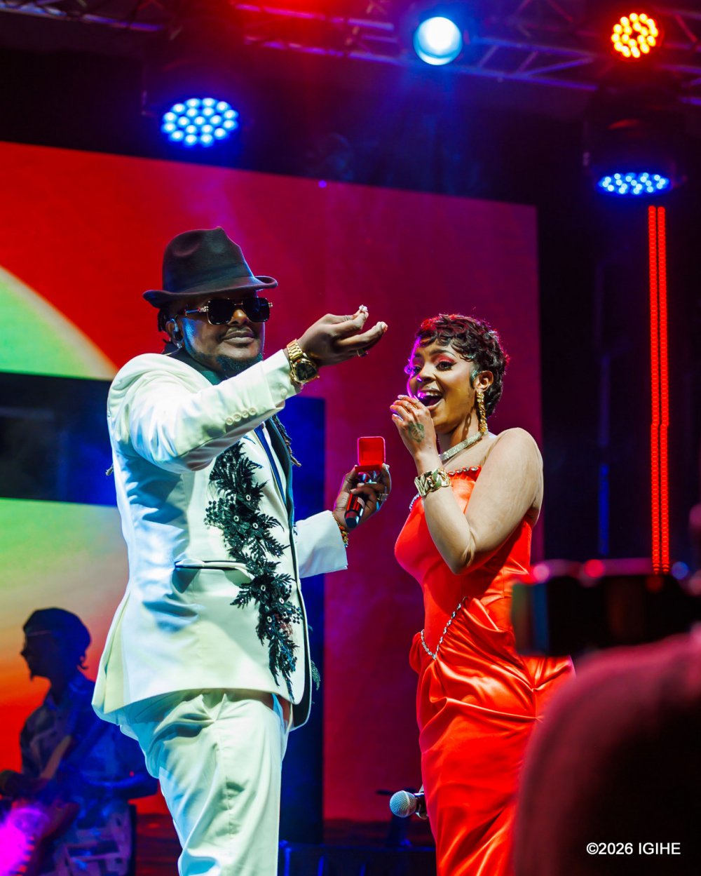 Yvan Muziki yatunguranye yambikira Marina Impeta ku rubyiniro